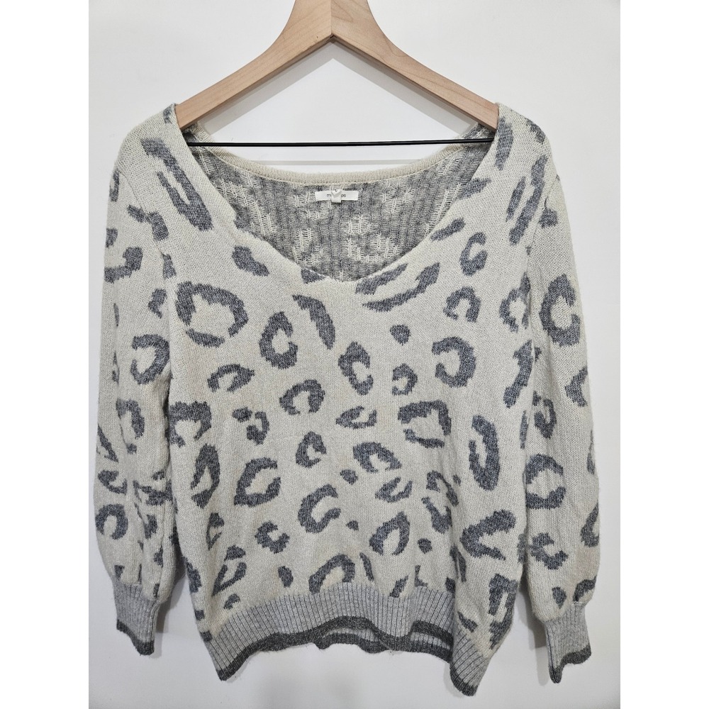 Maurices Womens Grey Leopard Print V-Neck Knit Pullover Sweater Size Large